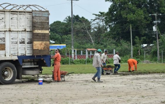 Continúan trabajos para espacio deportivo y domo escolar en el Muelle