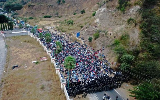 Miles de migrantes chocan contra ejercito Guatemalteco en la frontera con Honduras