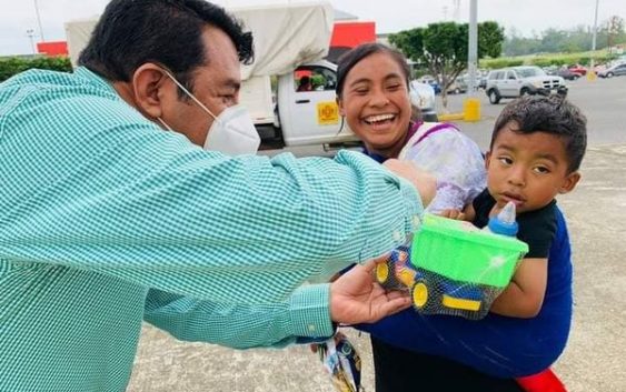 Entrega DIF Minatitlán rosca de reyes, dulces y regalos a niñas y niños vulnerableS