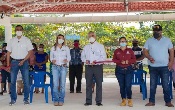 Entrega Alcalde techumbre en Primaria de Pueblo ViejoMinatitlán