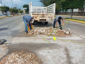 Atiende Ayuntamiento de Minatitlán hundimiento de calle en colonia Petrolera
