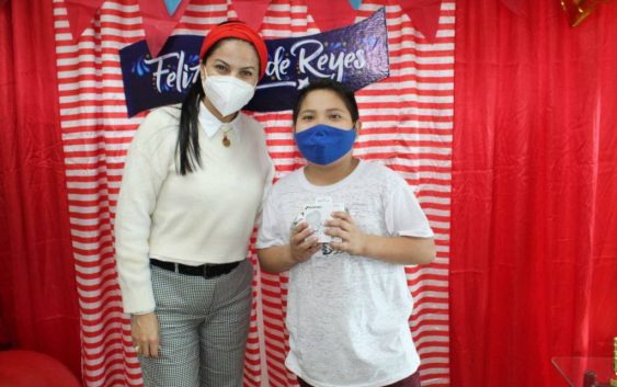 DIF Minatitlán continua entregando regalos a los ganadores de trivias durante la transmisión de día de Reyes
