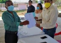 Entrega ayuntamiento de Sayula de Alemán, escrituras a familias de la comunidad de El Juile