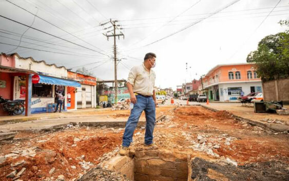 ACAYUCAN: Seguimos y seguiremos en la ruta correcta, acude Cuitláhuac Condado a supervisar trabajos en la Porfirio Díaz