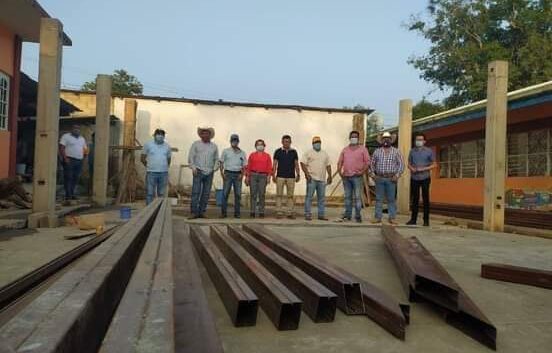 Fredy Ayala supervisa obra en Jardín de niños María Montessori