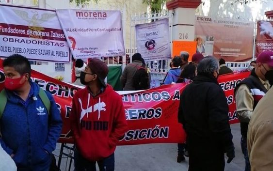 Protestan en Morena contra aspirantes duartistas