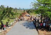 Gómez Cazarín encabeza construcción de camino en Arroyo de Liza, San Andrés