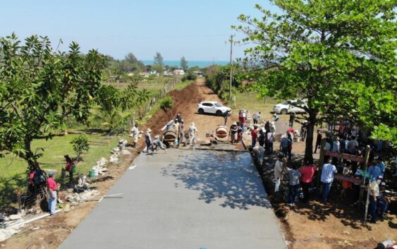 Gómez Cazarín encabeza construcción de camino en Arroyo de Liza, San Andrés