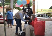 Entrega ayuntamiento de Cosoleacaque cubrebocas en el mercado Fernando López Arias