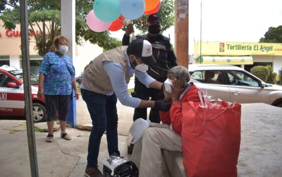 Entrega ayuntamiento de Cosoleacaque cubrebocas en el mercado Fernando López Arias