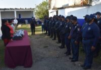 Gobierno de Agua Dulce entrega uniformes a Policía Municipal