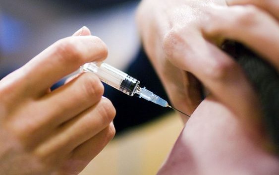Vacuna de AstraZeneca tiene efectividad de 76% con una dosis durante 3 meses