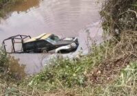 Policías del IPAX caen en la laguna en la localidad de galapata en hidalgotitlán, el día de ayer Lunes.