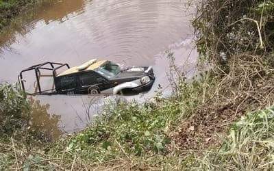 Policías del IPAX caen en la laguna en la localidad de galapata en hidalgotitlán, el día de ayer Lunes.