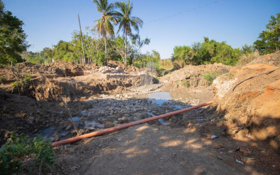 Ayuntamiento de Acayucan construye un puente cajón para el paso de aguas pluviales en la colonia Vicente Lombardo Toledano