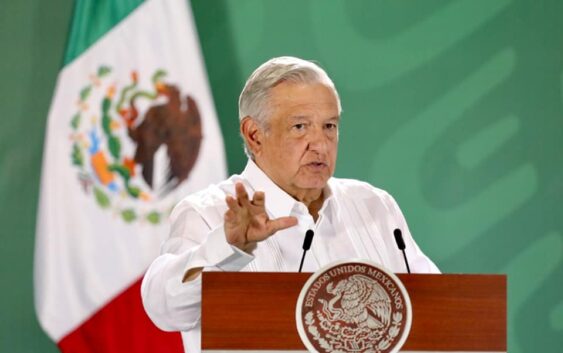 Reitera AMLO promesas de parques industriales y plazas para transitorios de Pemex