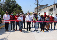 Inaugura Alcalde pavimento en calle Alonso de Veracruz