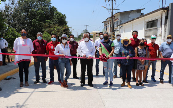 Inaugura Alcalde pavimento en calle Alonso de Veracruz