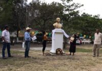 Magistrada y agraristas en homenaje a Benito Juárez.