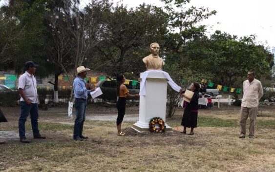 Magistrada y agraristas en homenaje a Benito Juárez.
