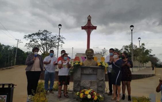 En Sayula, el alcalde Flavio Muñoz develó el busto de Gelasia Ceballos