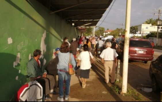 Hasta 300 pesos cobraron en Agua Dulce por hacer fila para vacunación