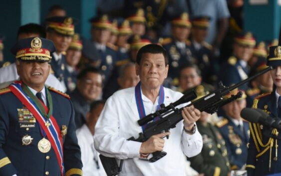 ¡Mátenlos de inmediato!”: Duterte ordena “acabar” con los rebeldes comunistas armados en Filipinas