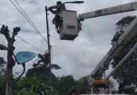 Constantemente se continúa con la instalación de luminarias en Agua Dulce