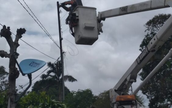 Constantemente se continúa con la instalación de luminarias en Agua Dulce