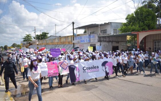 Mujeres de Cosoleacaque marchan en conmemoración del día internacional de la mujer