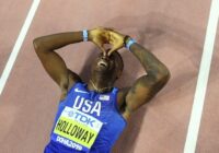 El estadounidense Grant Holloway rompe el récord mundial de los 60 metros vallas
