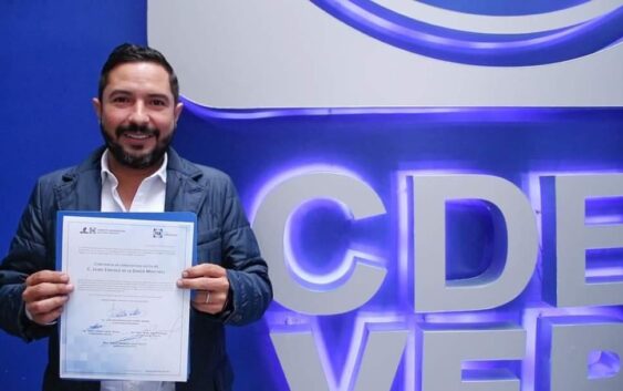 Jaime de la Garza recibe constancia como candidato a la Diputación por el distrito 16