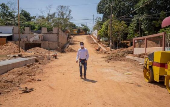 El Alcalde de Acayucan Ángel Osvaldo Hernández supervisa obras