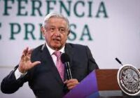 Propone AMLO llegar a un acuerdo con Oxxo, Bimbo y Walmart por ley Eléctrica