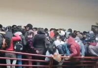 Captan cómo universitarios de Bolivia caen de cuarto piso al romperse barandal durante asamblea