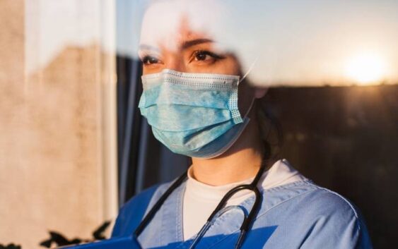 Llega a su fin la tregua del Covid con los jóvenes y niños… ahora los envía al hospital