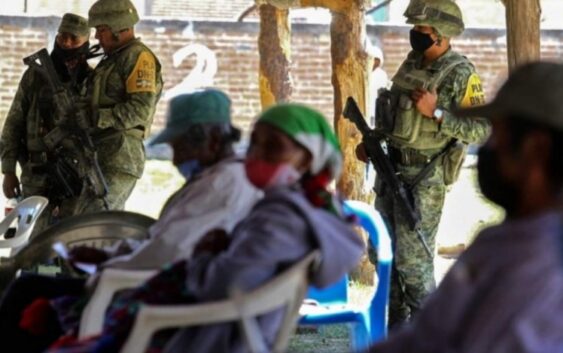 Indígenas wixárika caminan 4 horas para vacunarse contra Covid-19 bajo el asedio del narco en Jalisco