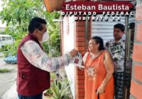 Esteban Bautista es arropado por ciudadanos de Nanchital