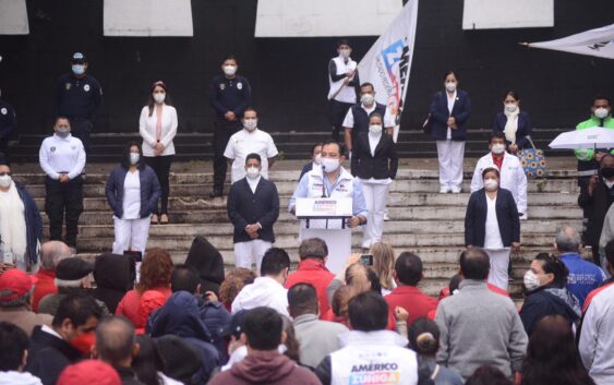 Se compromete Américo Zúñiga con la enfermera Lupita a defender los derechos de los trabajadores de la salud