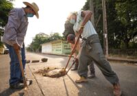 Realizan rehabilitación de tapas de drenaje en Acayucan, piden tomar precauciones