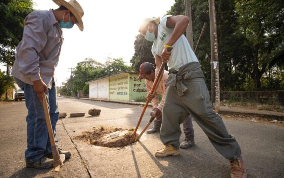 Realizan rehabilitación de tapas de drenaje en Acayucan, piden tomar precauciones