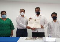 Entregan reconocimientos al Director del Instituto Tecnológico Regional de Veracruz Dr. Marco Antonio Salgado Cervantes, por los LXIV Aniversario de su fundación.”