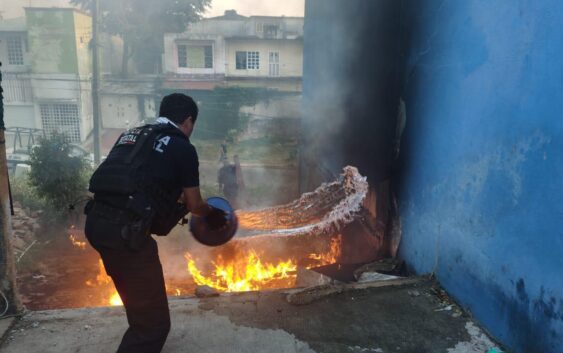 Sofoca Policía Estatal incendio en vivienda de Cosoleacaque