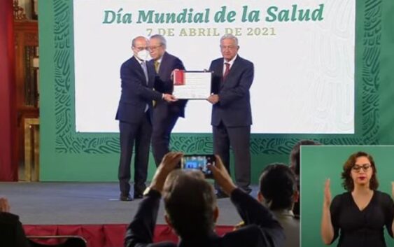 AMLO entrega premios al mérito 2021 a trabajadores de la salud