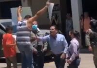 Silvano Aureoles agrede a manifestante en Aguililla y lo captan en video