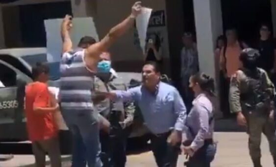 Silvano Aureoles agrede a manifestante en Aguililla y lo captan en video