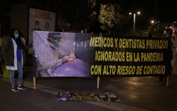 Médicos del sector privado protestan frente a Palacio Nacional; exigen ser vacunados contra Covid