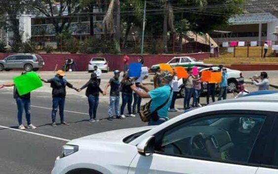 Normalistas de Veracruz toman la SEV y exigen prioridad en admisiones