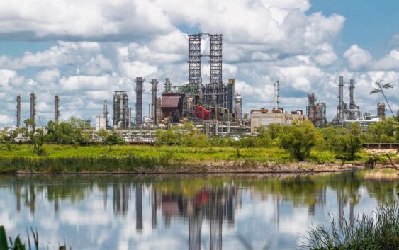Tras incendio, Pemex anuncia que refinería de Minatitlán parará por 90 días