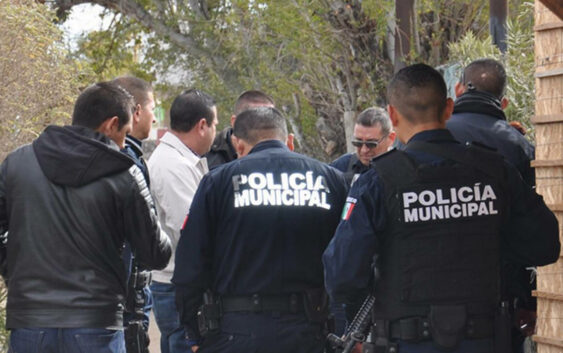 Policias municipales fueron interceptados y amenazados con armas largas